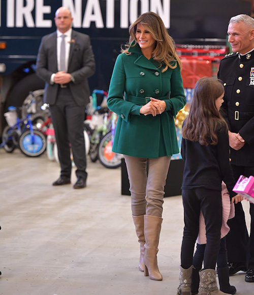 Melania Trump quyên góp đồ chơi cho trẻ em dịp Giáng sinh